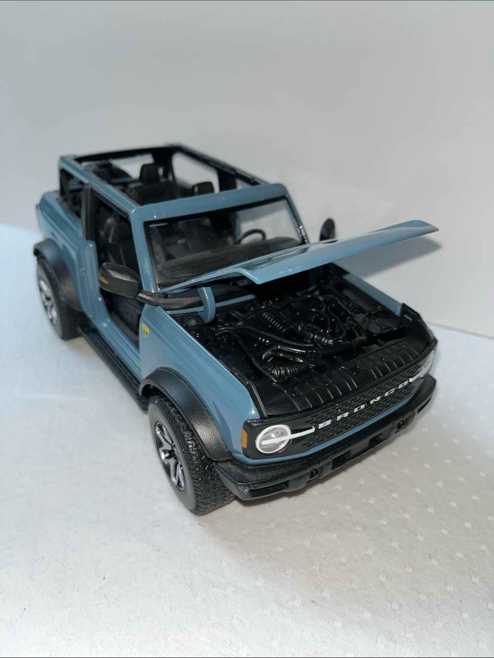 Maisto 2021 Ford Bronco Badlands Diecast 1:18 Scale Blue Open Top Off Road SUV